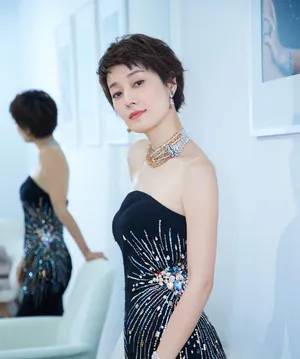 马伊琍黑色抹胸长裙性感优雅写真图片