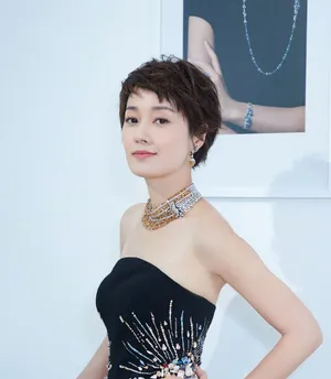 马伊琍黑色抹胸长裙性感优雅写真图片