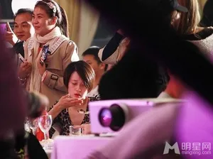 文章夫妇携女现身满月宴马伊琍挺大肚狂吃不已