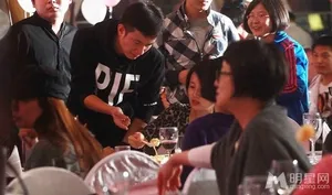 文章夫妇携女现身满月宴马伊琍挺大肚狂吃不已