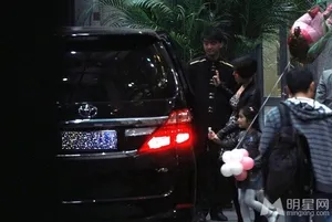 文章夫妇携女现身满月宴马伊琍挺大肚狂吃不已_3