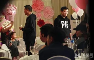 文章夫妇携女现身满月宴马伊琍挺大肚狂吃不已_7