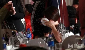 文章夫妇携女现身满月宴马伊琍挺大肚狂吃不已_8
