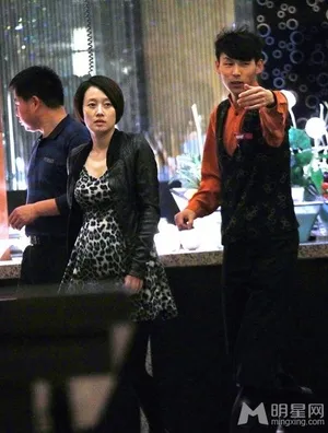 文章夫妇携女现身满月宴马伊琍挺大肚狂吃不已_9
