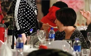 文章夫妇携女现身满月宴马伊琍挺大肚狂吃不已_10