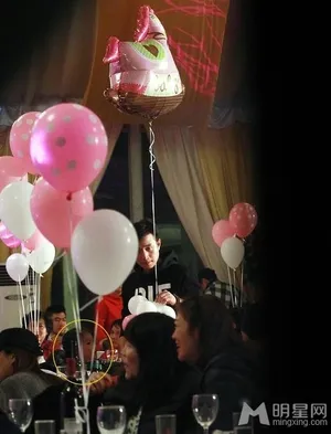 文章夫妇携女现身满月宴马伊琍挺大肚狂吃不已_11
