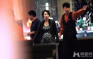 文章夫妇携女现身满月宴马伊琍挺大肚狂吃不已_12