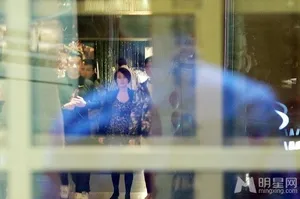 文章夫妇携女现身满月宴马伊琍挺大肚狂吃不已_15