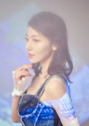 黄梦莹牛仔裙休闲性感写真图片