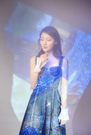 黄梦莹牛仔裙休闲性感写真图片