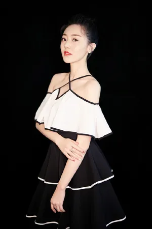 黄梦莹黑白路肩长裙性感写真图片_2