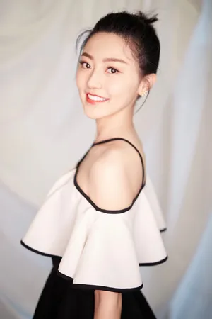 黄梦莹黑白路肩长裙性感写真图片_3