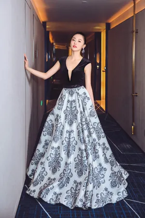 黄梦莹性感深v礼服活动照图片
