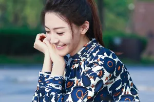 黄梦莹碎花气质街拍图片