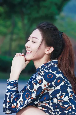黄梦莹碎花气质街拍图片_2