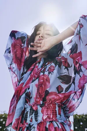 辛芷蕾性感靓丽时尚杂志封面大片_1