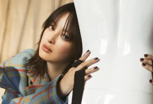 辛芷蕾冷艳风时尚杂志封面大片_5