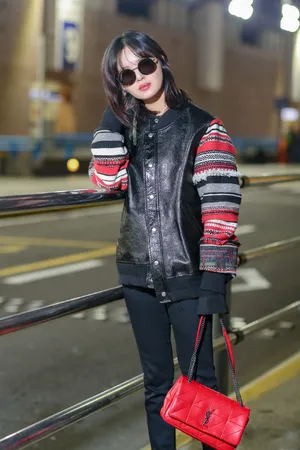 辛芷蕾机场冷艳性感街拍写真图片
