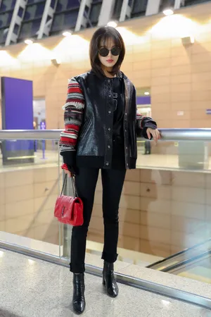 辛芷蕾机场冷艳性感街拍写真图片_2