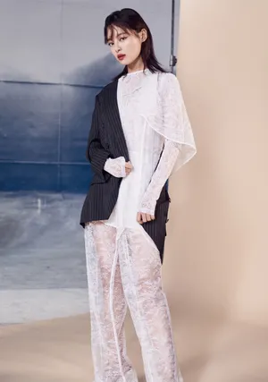 辛芷蕾性感妩媚时尚写真图片