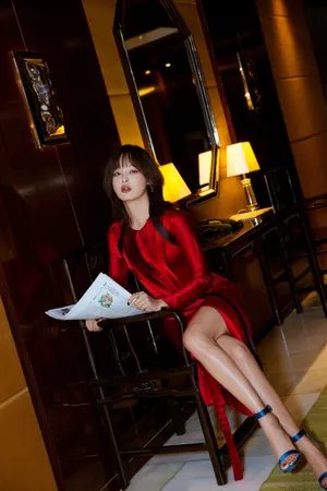 辛芷蕾红裙性感迷人写真图片_6