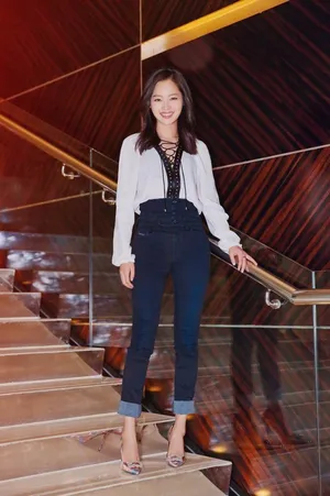 辛芷蕾性感西服衬衫写真图片