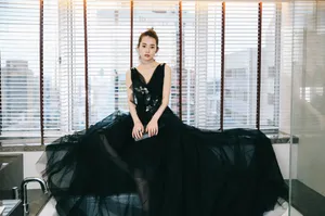 柴碧云深V露背黑色礼服性感写真图片_2