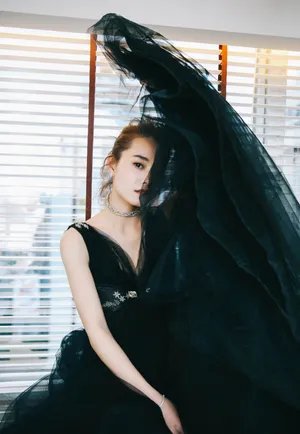 柴碧云深V露背黑色礼服性感写真图片_3