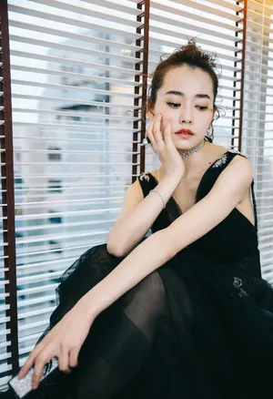 柴碧云深V露背黑色礼服性感写真图片_4