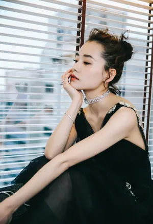 柴碧云深V露背黑色礼服性感写真图片_5