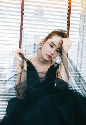 柴碧云深V露背黑色礼服性感写真图片_6