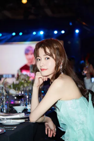 柴碧云湖水绿薄纱长裙美艳典雅写真图片_4