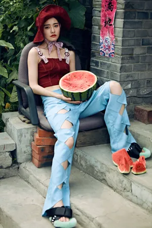 柴碧云个性破洞裤夏日清爽写真图片_1
