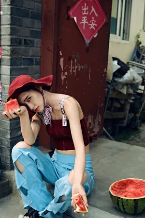 柴碧云个性破洞裤夏日清爽写真图片_3