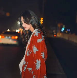 柴碧云红色绣花外套夜间街头写真图片_1