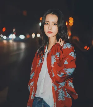 柴碧云红色绣花外套夜间街头写真图片