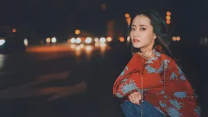 柴碧云红色绣花外套夜间街头写真图片_2