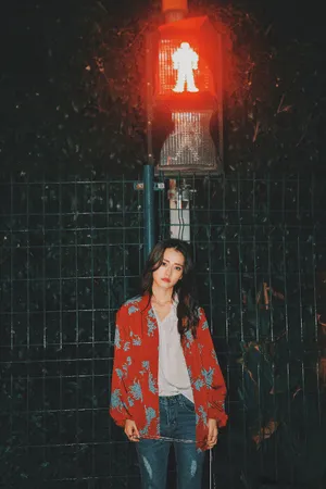 柴碧云红色绣花外套夜间街头写真图片_4