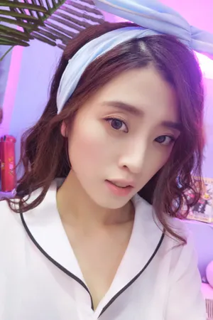 李若嘉卷发甜美自拍写真图片