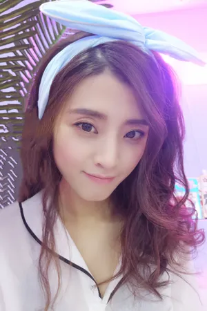 李若嘉卷发甜美自拍写真图片_2