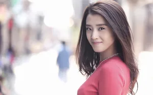 李若嘉红裙养眼迷人街拍图片_7