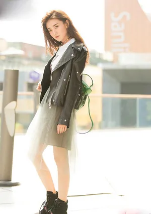 美女演员梁洁朋克风时尚写真图片_2