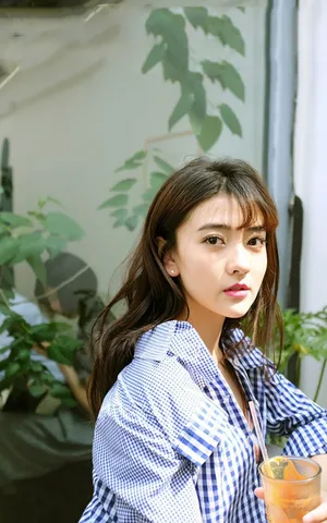 梁洁夏季时尚写真图片：清新养眼_5