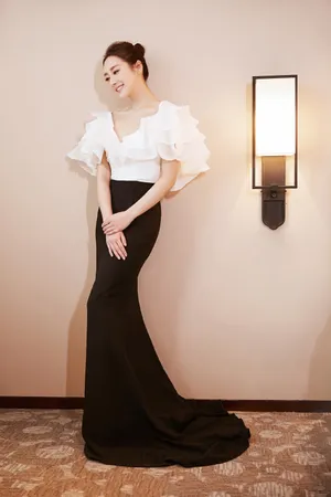 李纯性感白裙高清图片_2