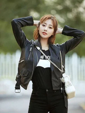 李纯甜美俏皮时尚街拍图片_1