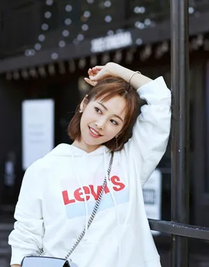 李纯甜美俏皮时尚街拍图片_4