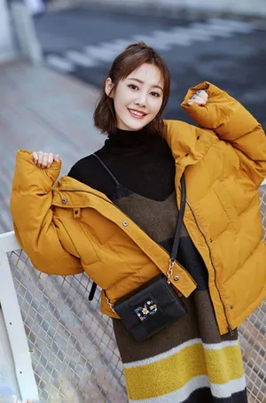 李纯甜美俏皮时尚街拍图片_7