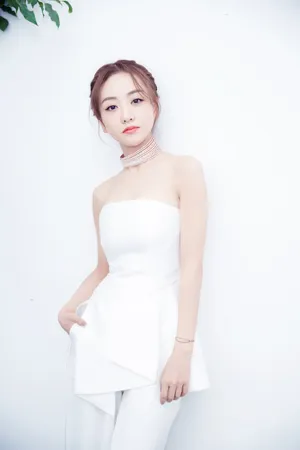 杨蓉纯白套装性感写真图片_3