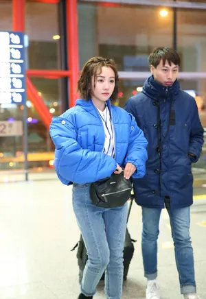 杨蓉休闲装机场可爱俏皮写真图片_1