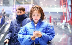 杨蓉休闲装机场可爱俏皮写真图片_2